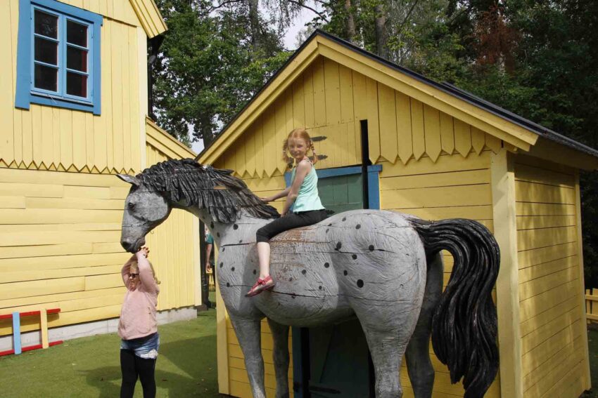 Marije op het paard van Pippi