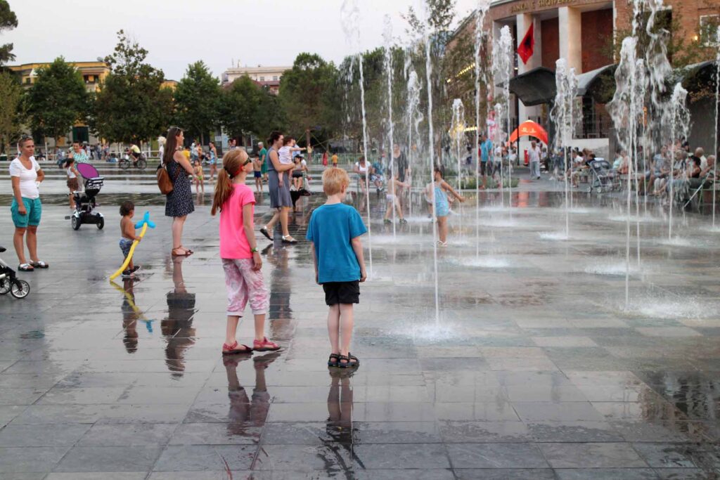 Fonteinen op het Skanderbegplein, Tirana