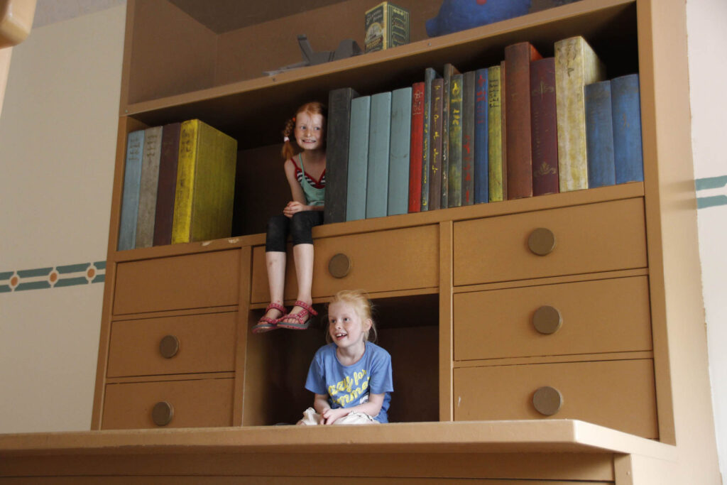 Spelen in de boekenkast