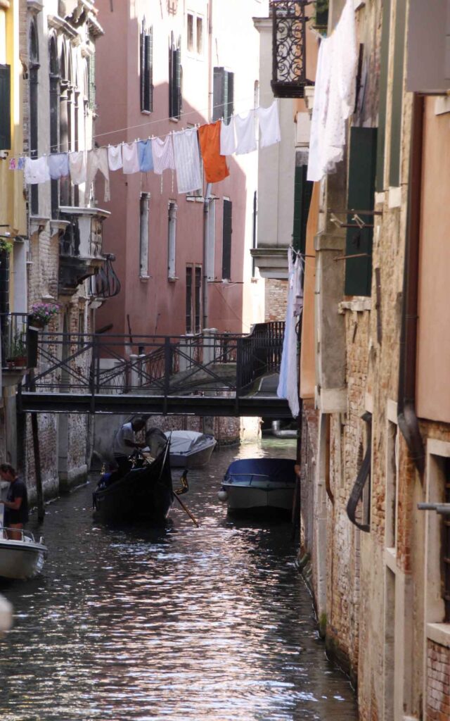 Wasgoed boven het water in Venetië