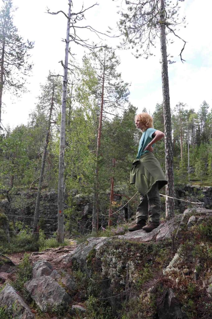 Wietse kijkt uit over de Hiiderportti kloof