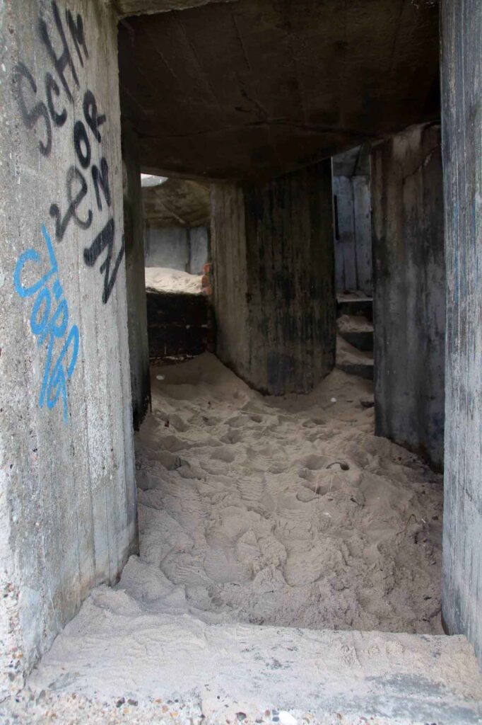 Binnenkant bunker op het strand