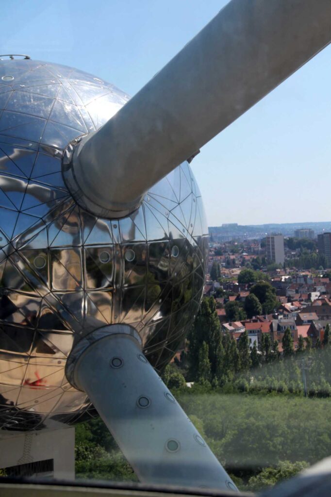 foto genomen door het raam van het Atomium