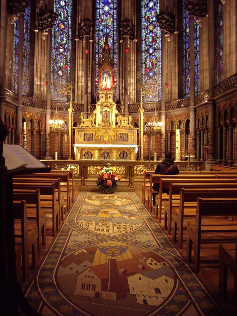 Binnenkant van kathedraal van Rijsel