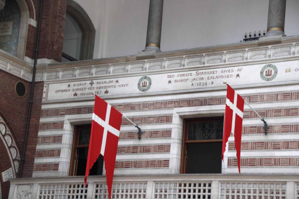 Vlaggen stadhuis Kopenhagen