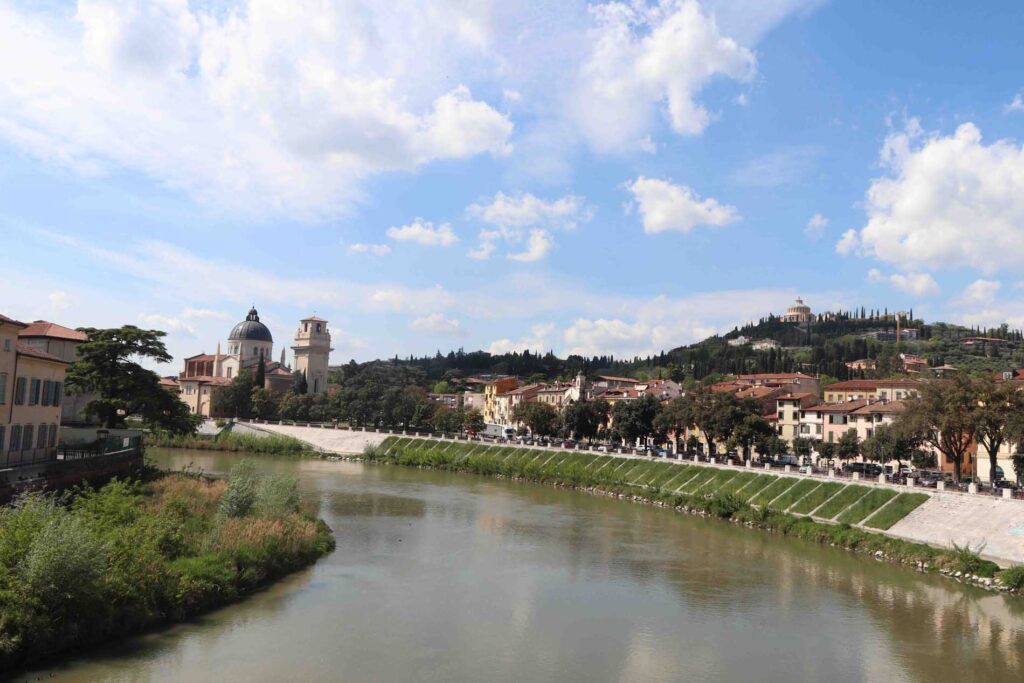 Uitzicht vanaf de Ponte Pietro