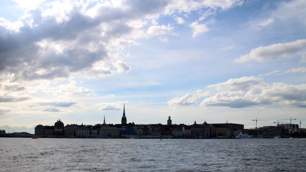 zicht op Stockholm vanaf de veerboot
