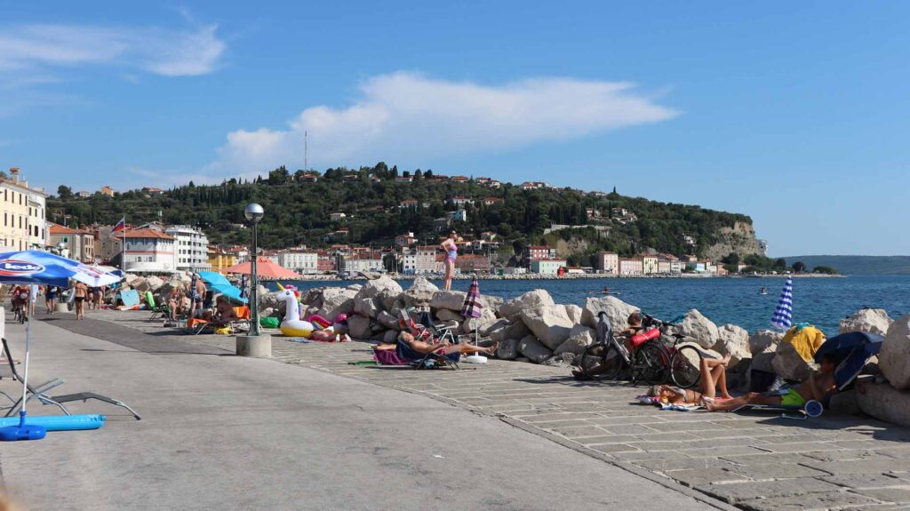 Zonnebaden bij een gebrek aan een strand