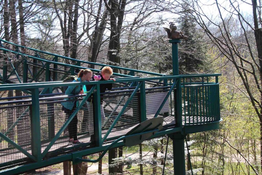 Marije en Wietse lezen een bord
