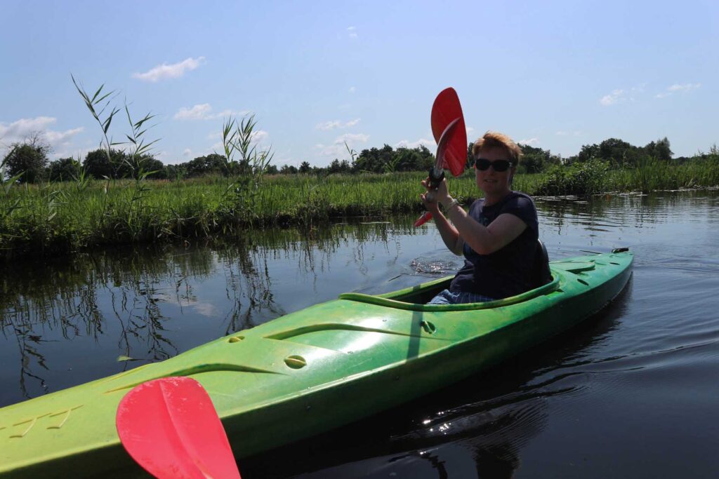 Annika kanoot NP Weerribben-Wieden