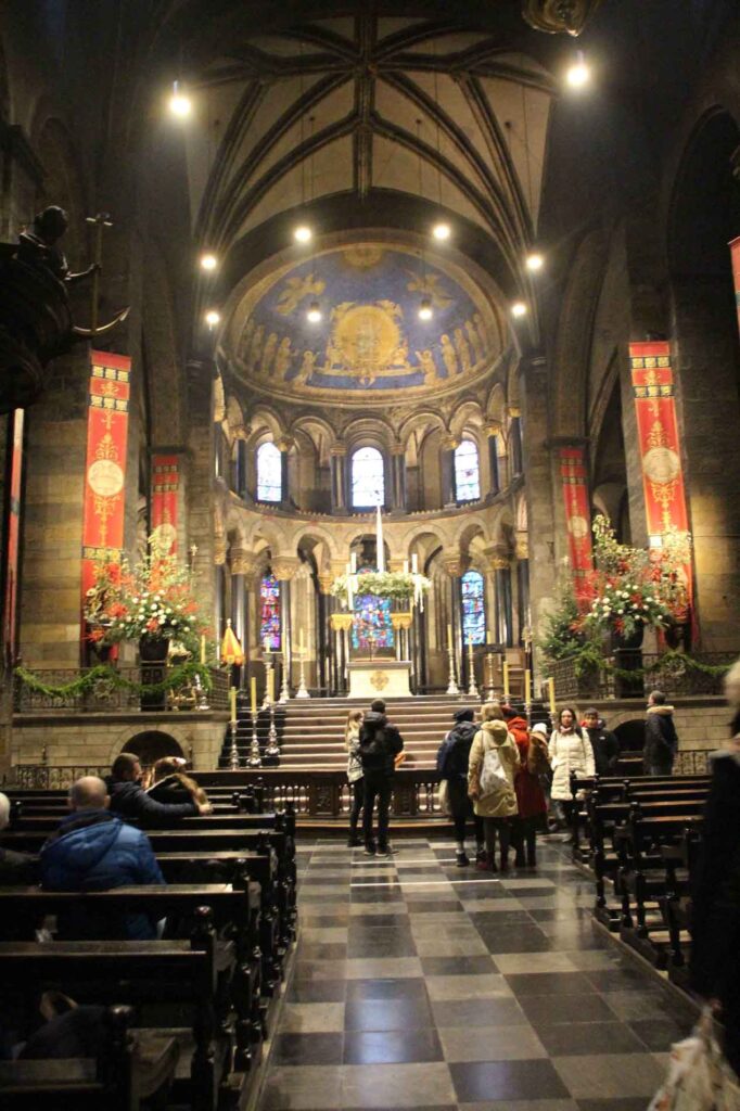 binnen in de Basiliek Onze Lieve Vrouwe