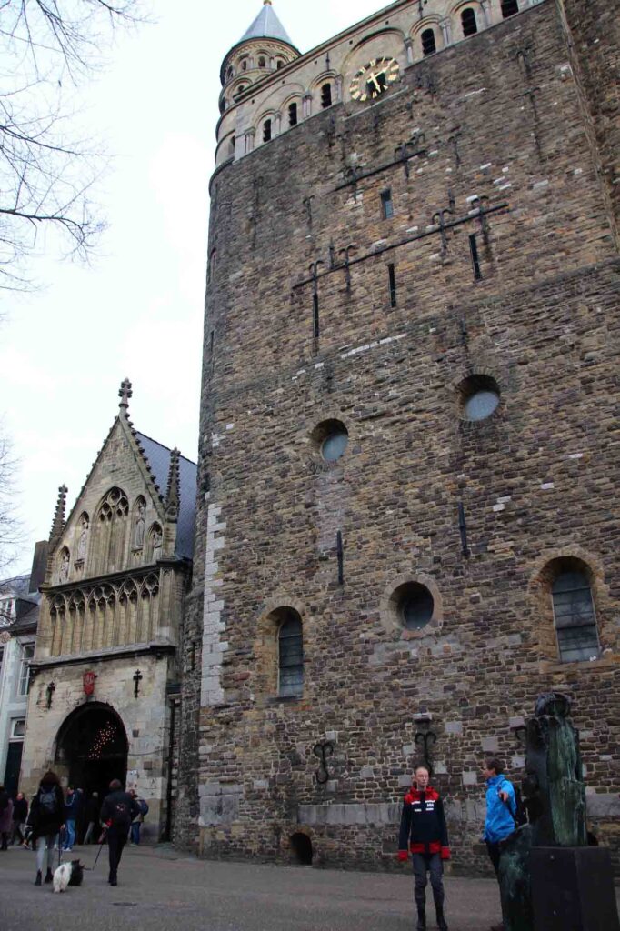buiten bij de Basiliek Onze Lieve Vrouwe kerk