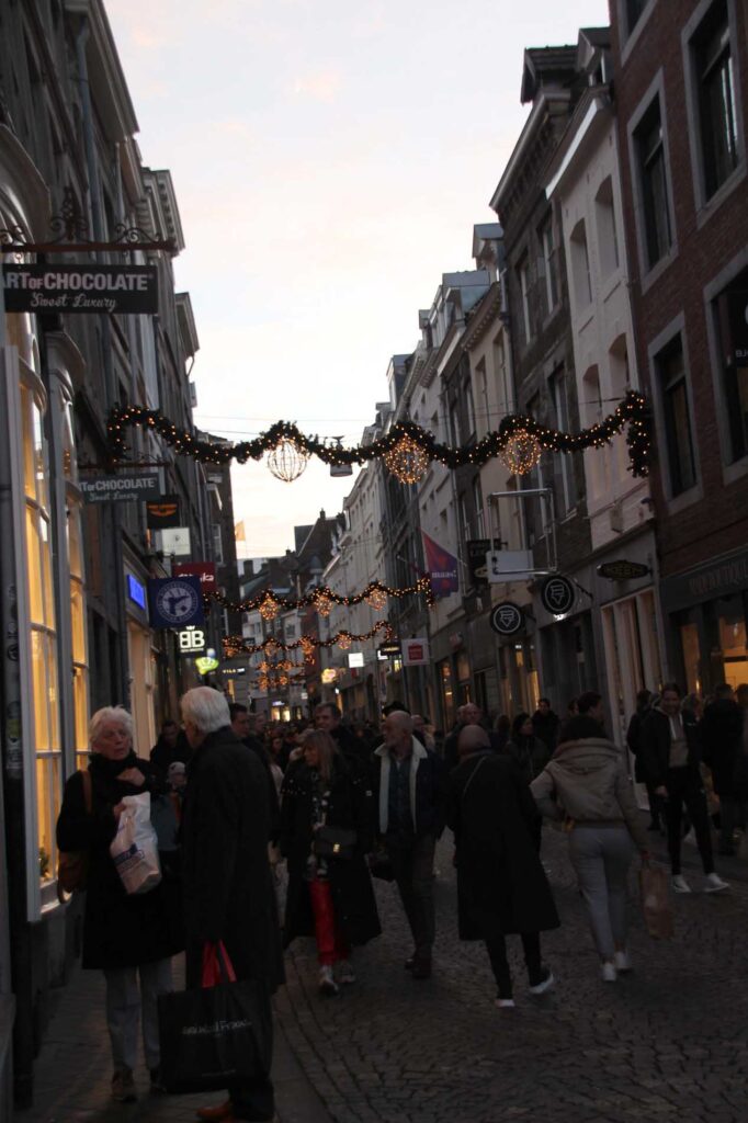 drukke winkelstraat Maastricht
