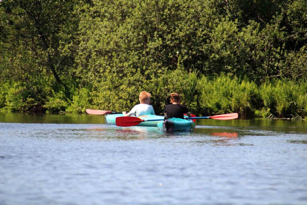 Marije en Wietse kanoën