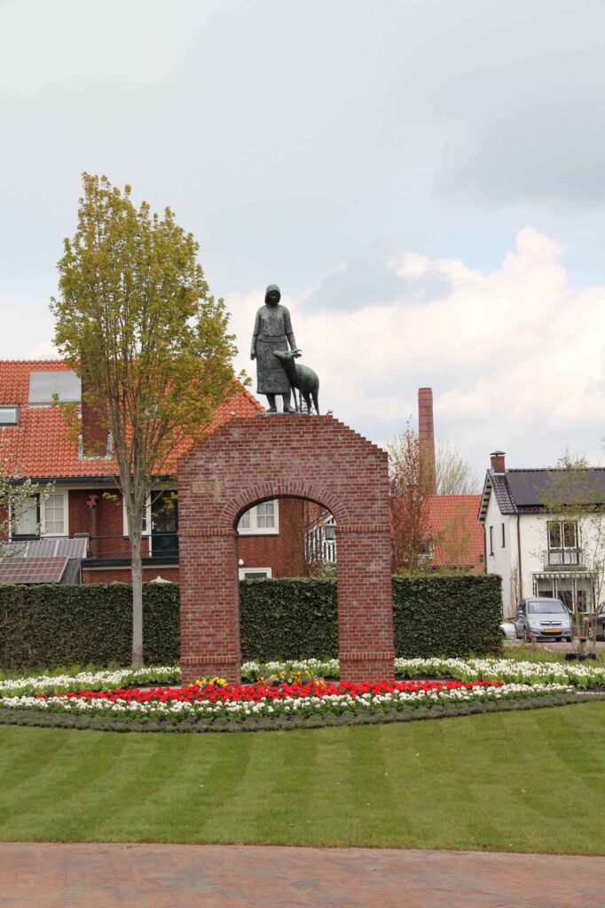 standbeeld van verzetsheldin "Tante Riek"
